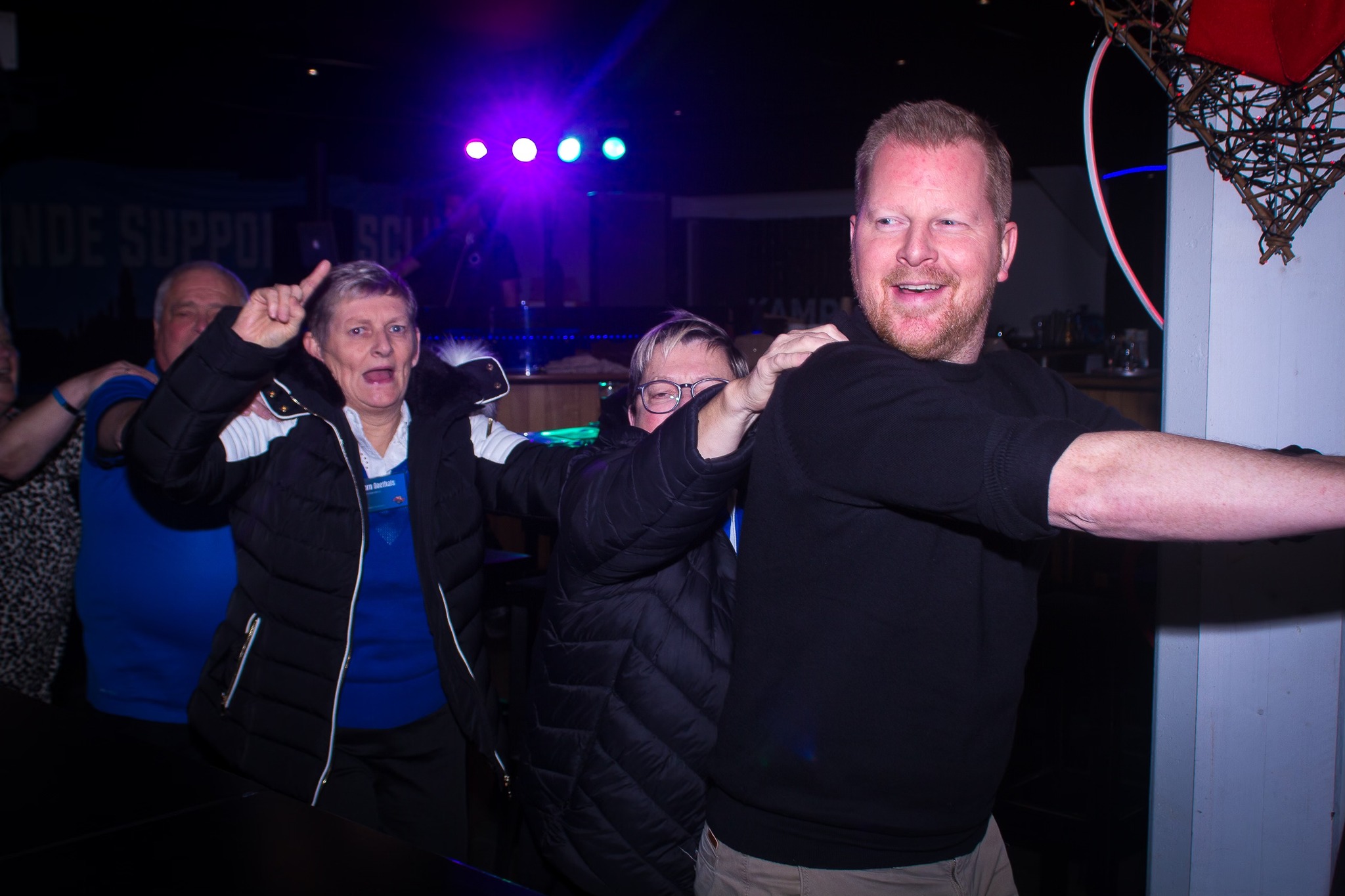 Sfeerfoto van feest bij de Klokkers